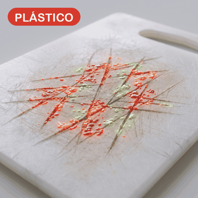 Tabla plastico con bacterias vs acero limpio